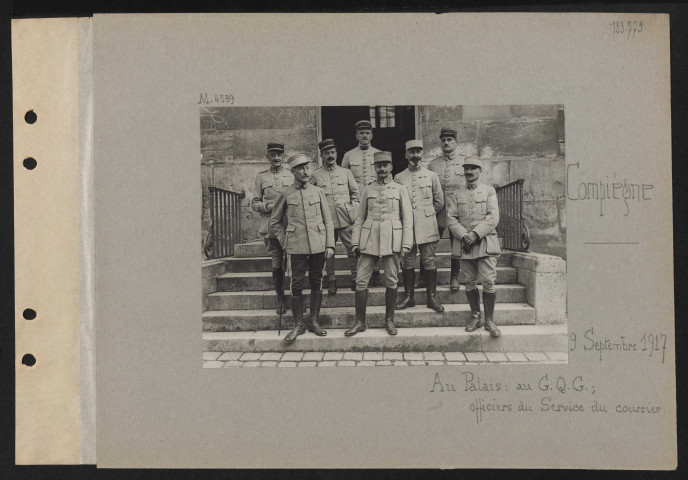 Compiègne. Au palais : au GQG ; officiers du service du courrier