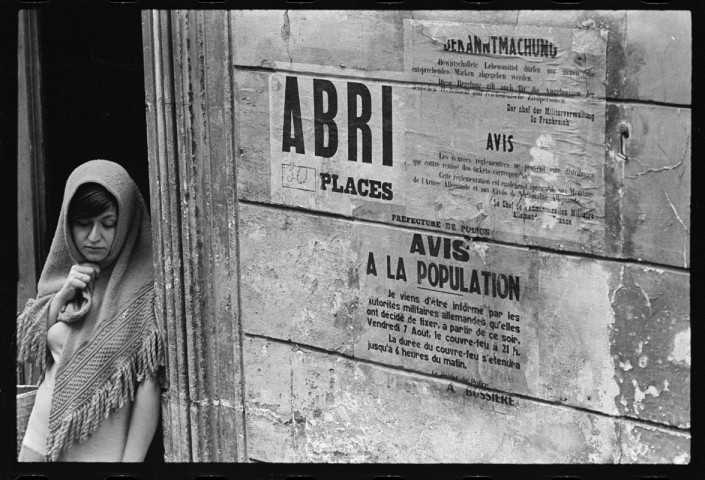 Affiches allemandes datant de l'occupation. Scènes de rue à Paris. Devant la mairie du 19ème arrondissement, manifestation contre l'UDR