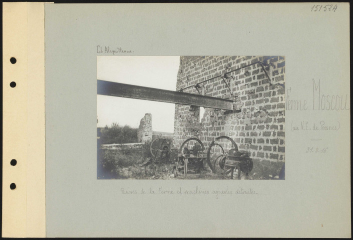 Ferme Moscou (au nord-est de Prosnes). Ruines de la ferme et machines agricoles détruites