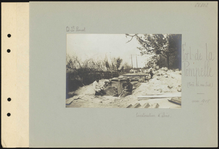 Fort de la Pompelle (près et au sud). Construction d'abris