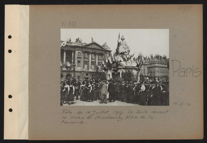 Paris. Fête du 14 juillet 1917. La foule devant la statue de Strasbourg, place de la Concorde