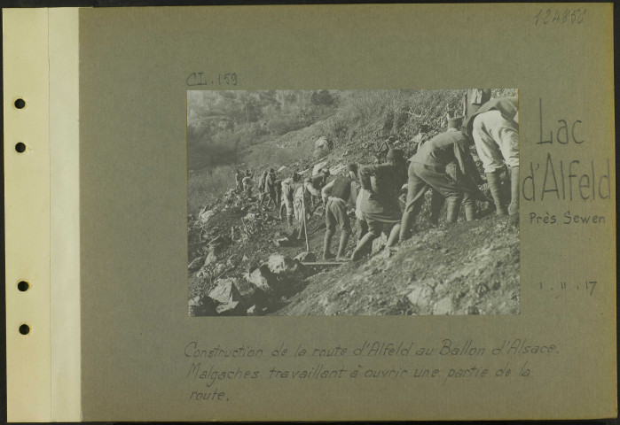 Lac d'Alfeld (Près Sewen). Construction de la route d'Alfeld au Ballon d'Alsace. Malgaches travaillant à ouvrir une partie de la route