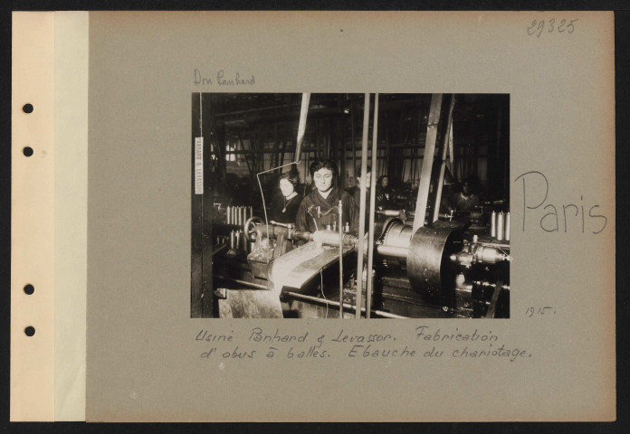 Paris. Usine Panhard et Levassor. Fabrication d'obus à balles. Ébauche du chariotage