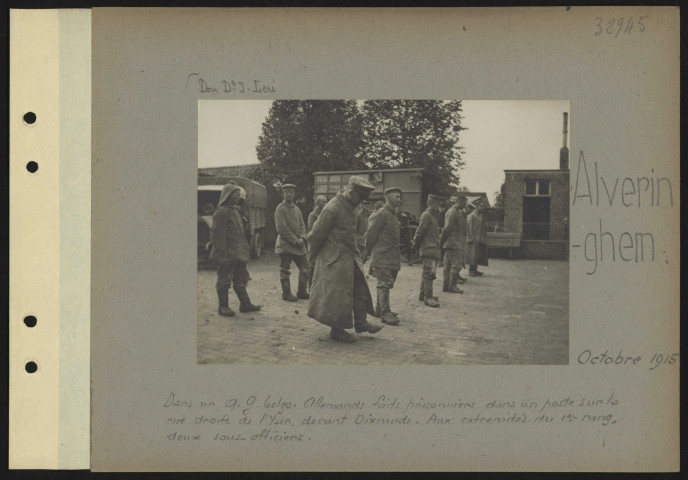 Alveringhem. Dans un QG belge. Allemands faits prisonniers dans un poste sur la rive droite de l'Yser devant Dixmude. Aux extrémités du premier rang, deux sous-officiers