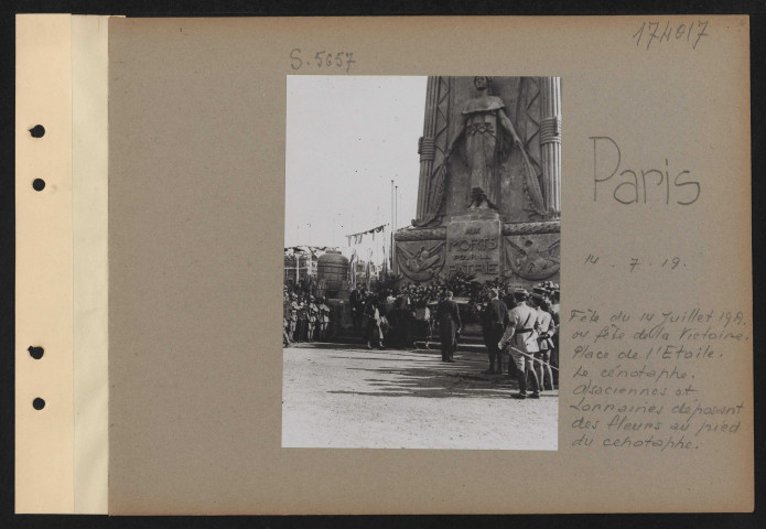 Paris. Fête du 14 juillet 1919 ou fête de la Victoire. Place de l'Étoile. Le cénotaphe. Alsaciennes et lorraines déposant des fleurs au pied du cénotaphe