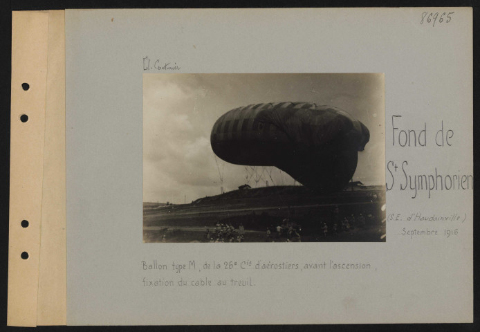 Fond de Saint-Symphorien (sud-est d'Haudainville). Ballon type M, de la 26e compagnie d'aérostiers, avant l'ascension : fixation du câble au treuil