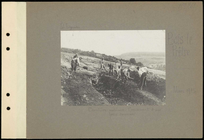 Bois le Prêtre. Cimetière militaire. Creusement d'une fosse commune