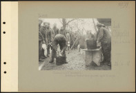 La Chapelle (nord-est de Hurbache ?). Cantonnement américain. Artilleurs lavant leurs gamelles après la soupe