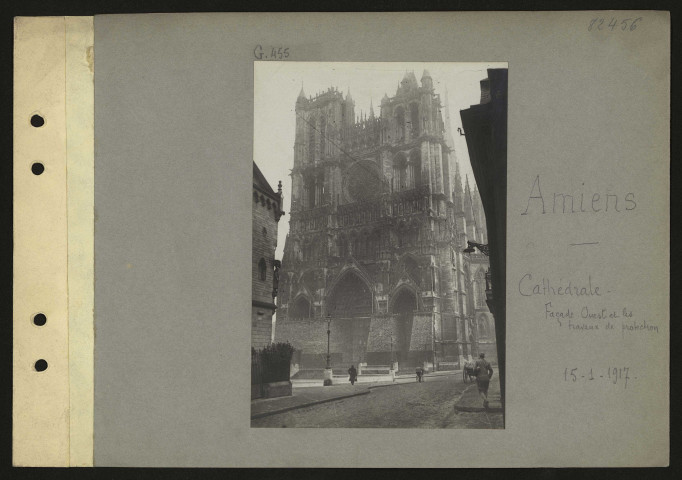 Amiens. Cathédrale. Façade ouest et les travaux de protection