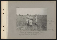 Candor (près). Remise de décorations par le général Pétain : les généraux Pétain (à gauche) et Humbert (à droite)