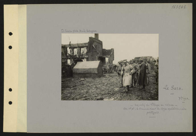 Le Sars. Un coin du village en ruines. Au premier plan, le commandant du corps expéditionnaire portugais