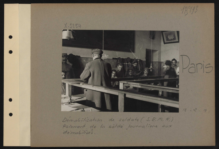 Paris. Démobilisation de soldats (SEMR). Paiement de la solde journalière aux démobilisés