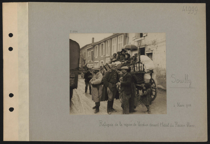 Souilly. Réfugiés de la région de Verdun devant l'Hôtel du Raisin blanc