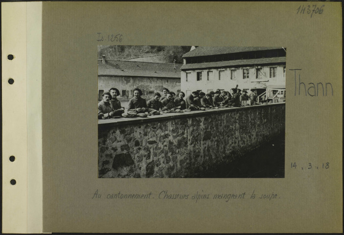 Thann. Au cantonnement. Chasseurs alpins mangeant la soupe