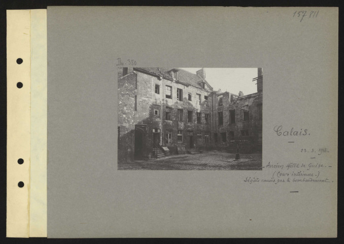 Calais. Ancien hôtel de Guise (cour intérieure). Dégâts causés par le bombardement