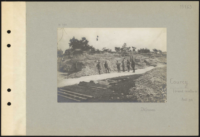 Courcy (Grand cavalier de). Défenses