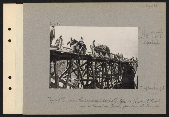 Libermont (près). Route d'Ercheu ; pont construit par les compagnies 6/14 et 6/64 du 9e génie sur le canal du nord ; passage de troupes