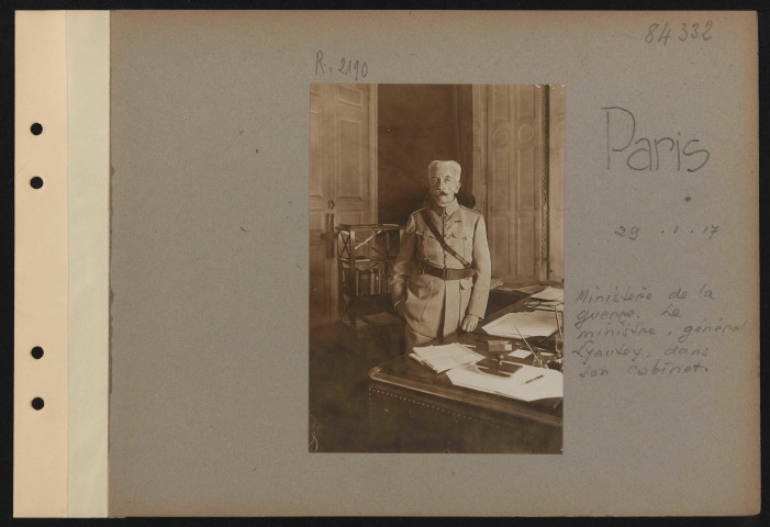 Paris. Ministère de la guerre. Le général Lyautey, dans son cabinet