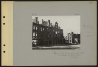 Arras. Place de la Gare ; maisons et hôtel du "Courrier du Pas-de-Calais" bombardés