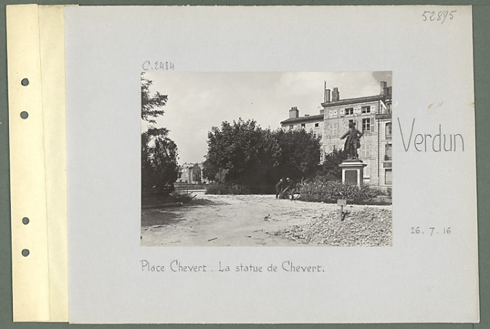Verdun. Place Chevert. La statue de Chevert