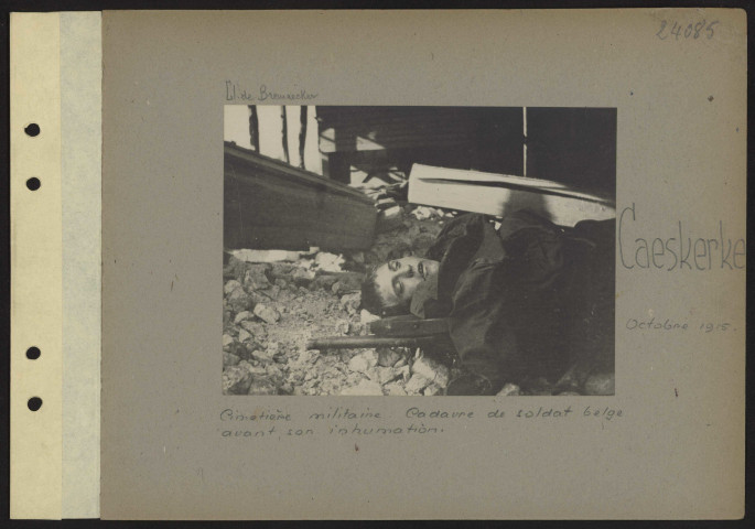Caeskerke. Cimetière militaire. Cadavre de soldat belge avant son inhumation