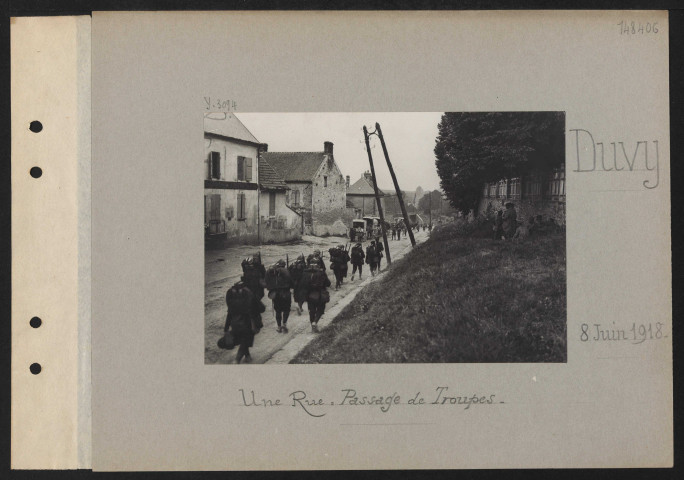 Duvy. Une rue : passage de troupes