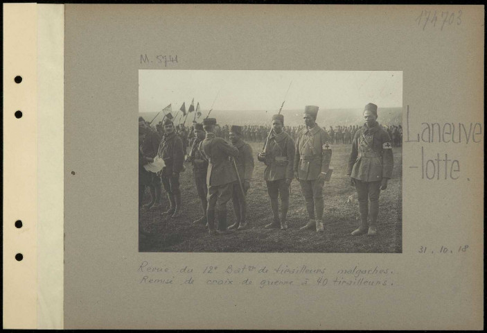 Laneuvelotte. Revue du 12e bataillon de tirailleurs malgaches. Remise de croix de guerre à 40 tirailleurs