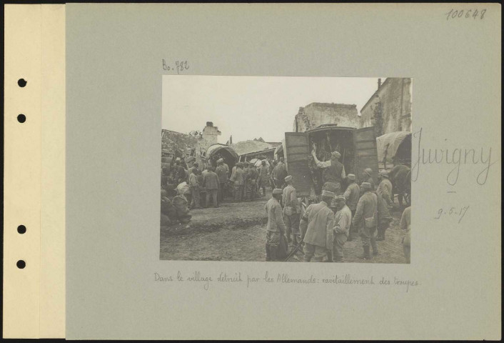 Juvigny. Dans le village détruit par les Allemands : ravitaillement des troupes