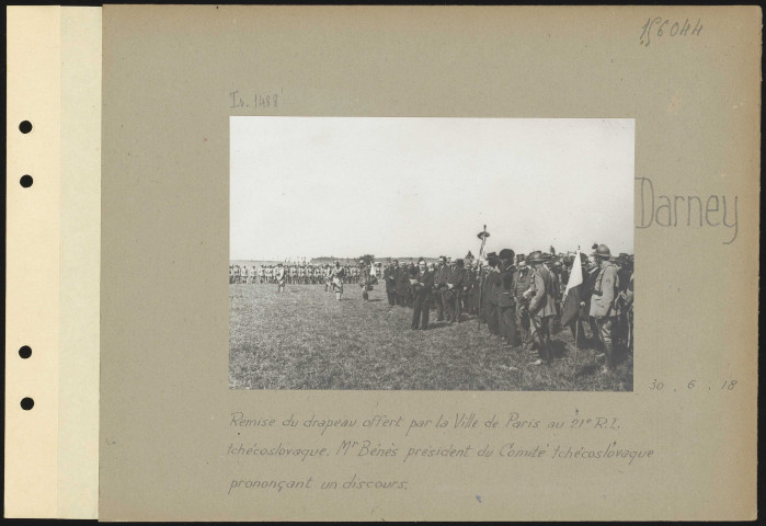 Darney. Remise du drapeau offert par la Ville de Paris au 21e régiment d'infanterie tchécoslovaque. Monsieur Ed. Bénès, président du Comité tchécoslovaque, prononçant un discours