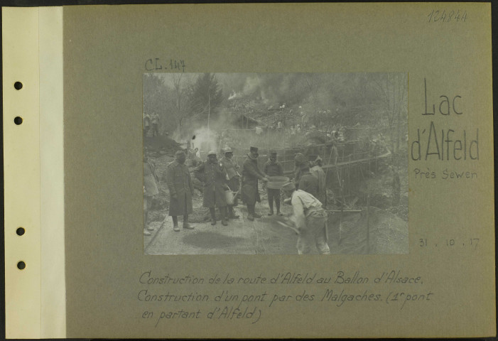 Lac d'Alfeld (Près Sewen). Construction de la route d'Alfeld au Ballon d'Alsace. Construction d'un pont par des Malgaches. (premier pont en partant d'Alfeld)
