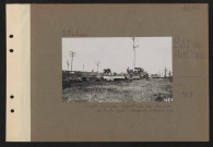 Bois de Mort-Mare. Soldats américains réparant une voie allemande de 0 m 60, après l'attaque de septembre 1918