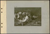 Forêt de la montagne de Reims. Soldats italiens au repos près d'un dépôt de munitions