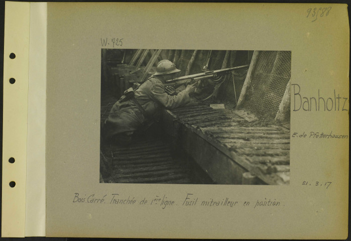 Banholtz (Est de Pfetterhausen). Bois Carré. Tranchée de première ligne. Fusil mitrailleur en position