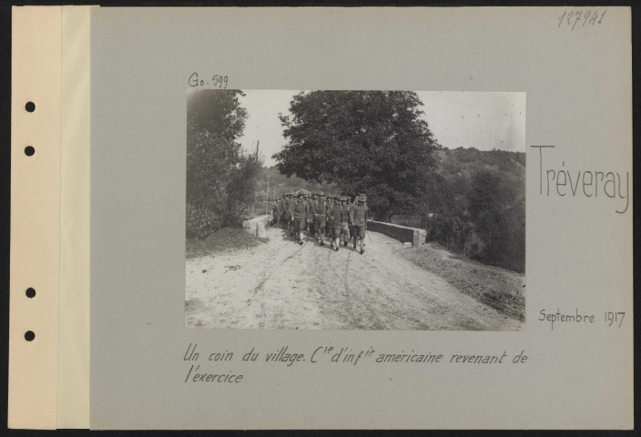 Tréveray. Un coin du village. Compagnie d'infanterie américaine revenant de l'exercice