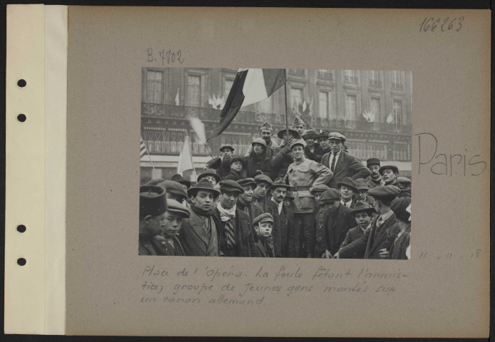 Paris. Place de l'Opéra. Les promeneurs