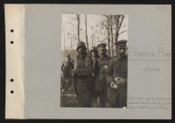 Plessier-de-Roye. Dans le parc : groupe de prisonniers allemands pris au cours de la contre-attaque du 30 mars sur le village