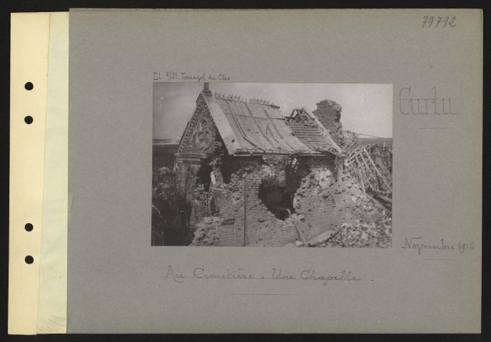 Curlu. Au cimetière : une chapelle