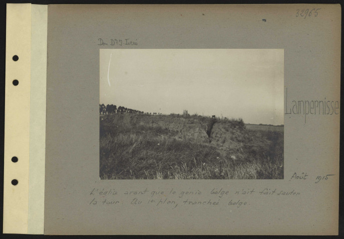 Lampernisse. L'église avant que le génie belge n(ait fait sauter la tour. Au premier plan, tranchée belge
