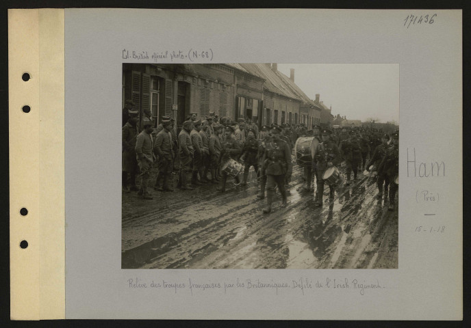 Ham (près). Relève des troupes françaises par les Britanniques. Défilé de l'Irish Regiment