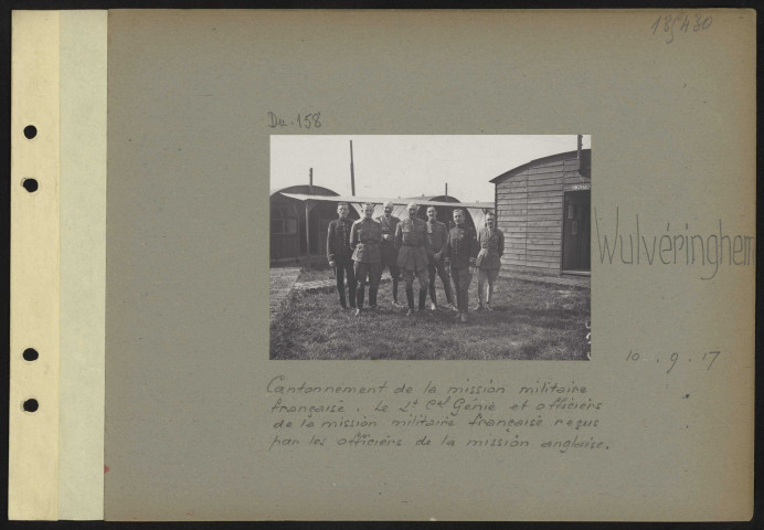 Wulveringhem. Cantonnement de la mission militaire française. Le lieutenant-colonel Génie et officiers de la mission militaire française reçus par les officiers de la mission anglaise