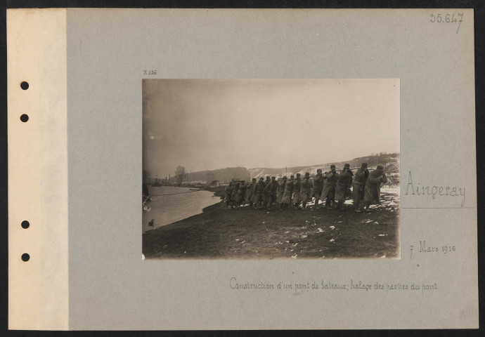 Aingeray. Construction d'un pont de bateaux ; halage des parties du pont