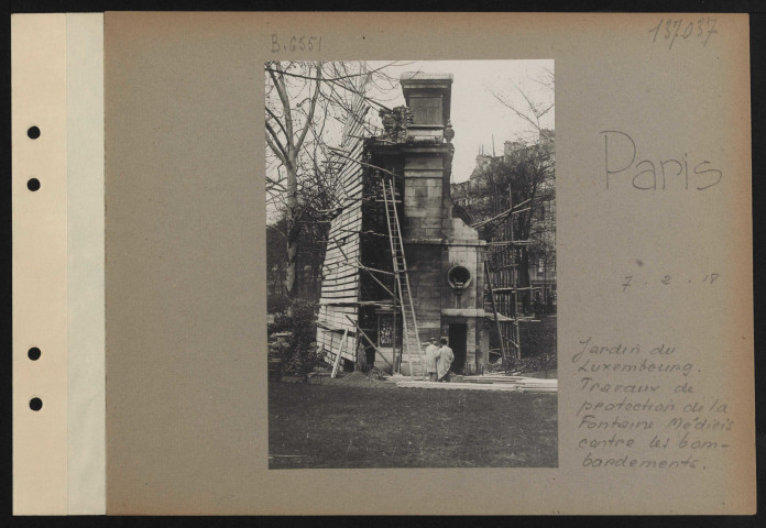 Paris. Jardin du Luxembourg. Travaux de protection de la fontaine Médicis contre les bombardements