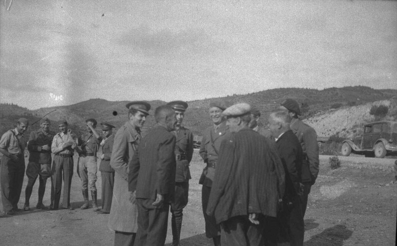 Réunion quelques jours avant l'offensive de l'Ebre : André Marty (avec un ), Luigi Longo dit Gallo ( au centre de face gauche), Merino, commissaire politique espagnol de la XIIIe Brigade (à côté de Gallo, à gauche)