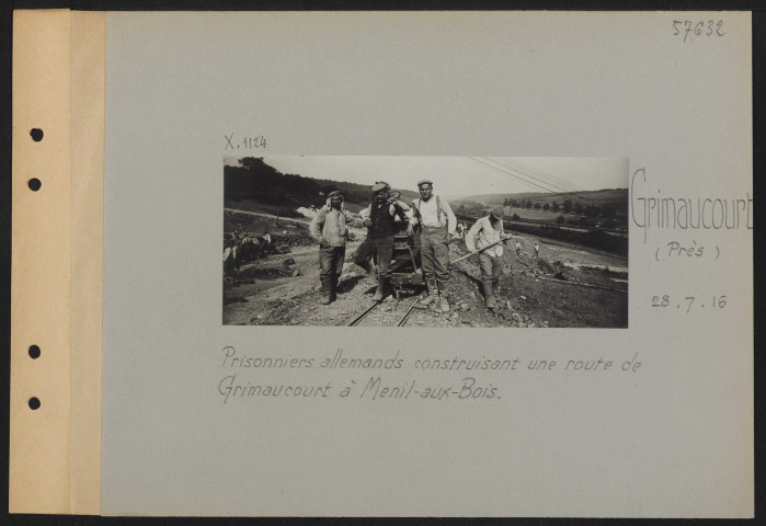 Grimaucourt (près). Prisonniers allemands construisant une route de Grimaucourt à Ménil-aux-Bois