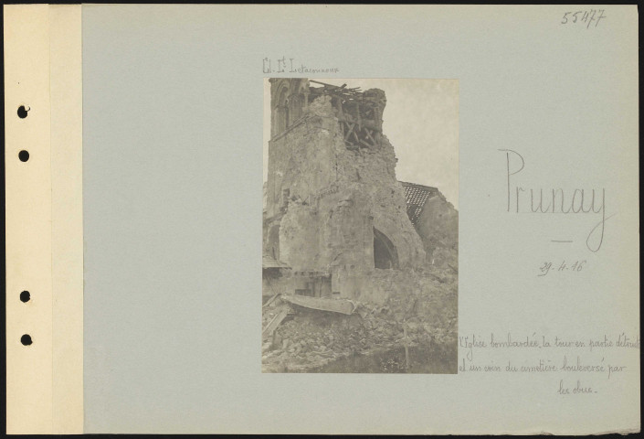 Prunay. L'église bombardée. La tour en partie détruite et un coin du cimetière bouleversé par les obus