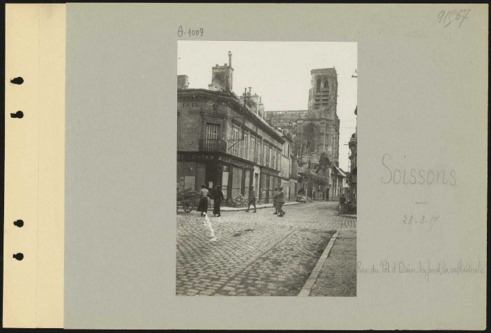 Soissons. Rue du Pot d'étain. Au fond, la cathédrale