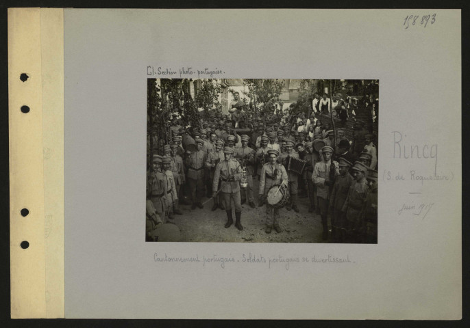 Rincq (sud de Roquetoire). Cantonnement portugais. Soldats portugais se divertissant