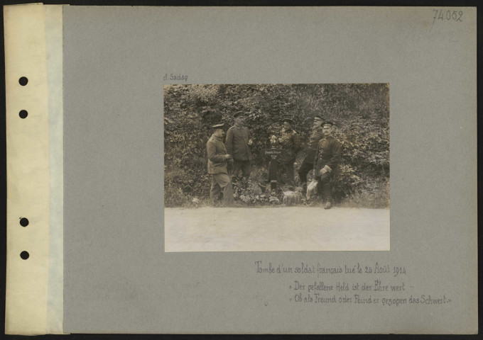 S.l. Tombe d'un soldat français tué le 24 août 1914. "Der gefallene Held ist der Ehre wert" "Obals Feind er gezogen das Schwert"
