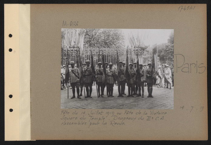 Paris. Fête du 14 juillet 1919 ou fête de la Victoire. Square du Temple. Drapeaux du IIIe CA rassemblés pour la revue