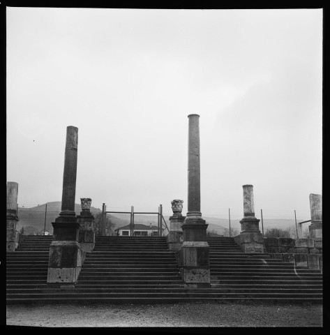 Baie sur la Méditerranée. Site archéologique antique. Un cuisinier. Groupe d'enfants